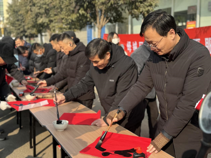 枣庄市峄城区底阁镇：墨香四溢迎新春，福暖佳节送祝福