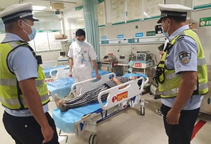 患者胃部疼痛急需就医 枣庄台儿庄交警暖心救助